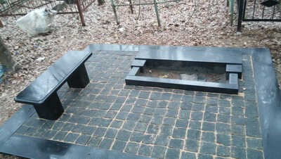 Вид брусчатки сразу после укладки, она еще мокрая и поэтому темная