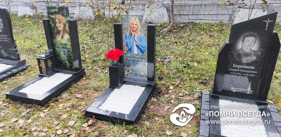 Стеклянные памятники в трех вариантах исполнения